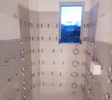 Posa rivestimento bagno con sistema autolivellante