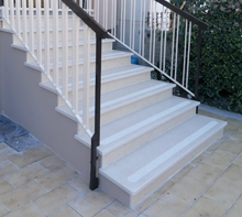 Rivestimento scala con fascia antisdrucciolo