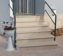 Rivestimento scala in pietra di Apricena